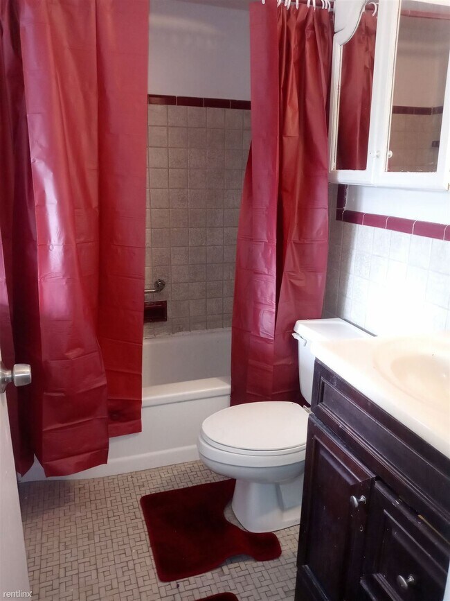 Building Photo - 3 br, 1.5 bath House - 21255 Reimanville Ave