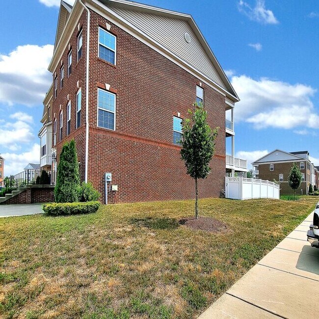 Foto del edificio - Stately End Unit 3-Level Townhome, 3 Bedro...