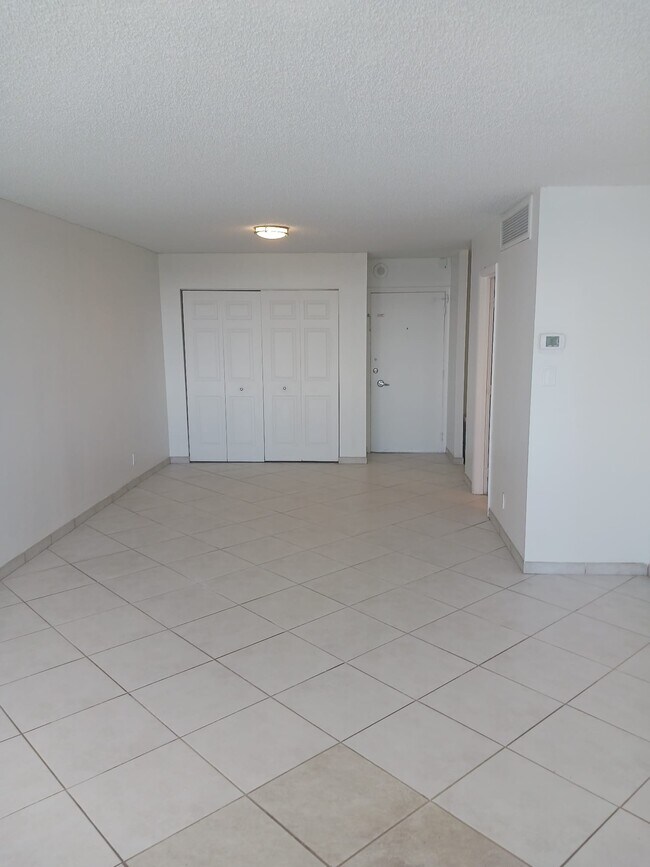 Sala de estar/Entrada - 6770 Indian Creek Dr