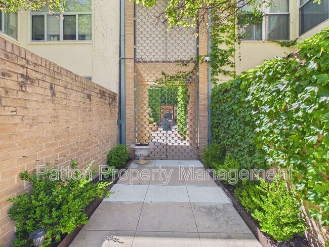 Foto del edificio - 2400 S Polk St