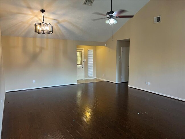 Building Photo - 3015 Shawnee Dr
