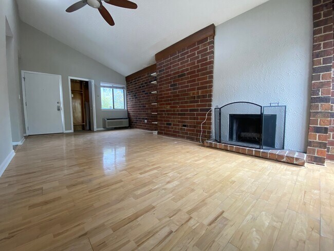 Building Photo - 915 W Montana St