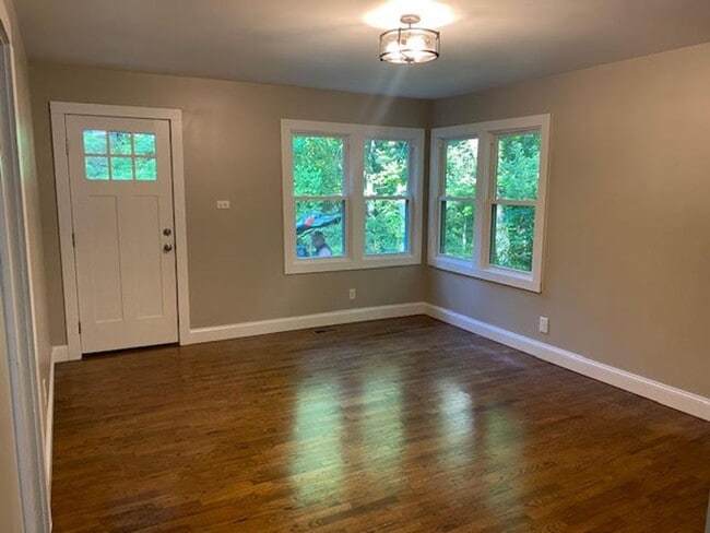 Building Photo - Harriman 37748 - Charming 2-bedroom, 1.5-b...