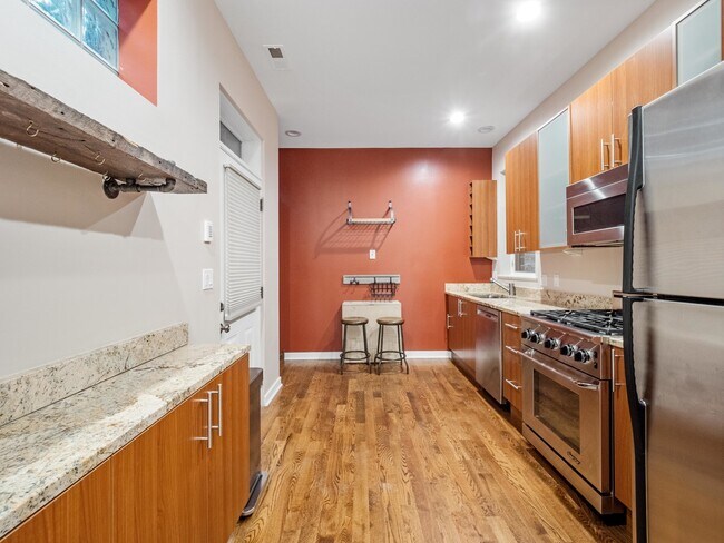 Building Photo - 1044 N Wolcott Ave