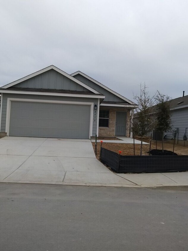 Large 4BR/2BA Home in Southeast San Antonio - Large 4BR/2BA Home in Southeast San Antonio