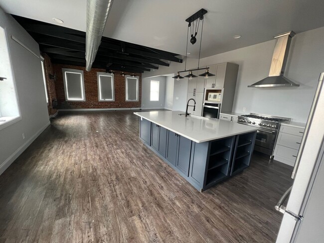 Building Photo - Historic Loft apartment