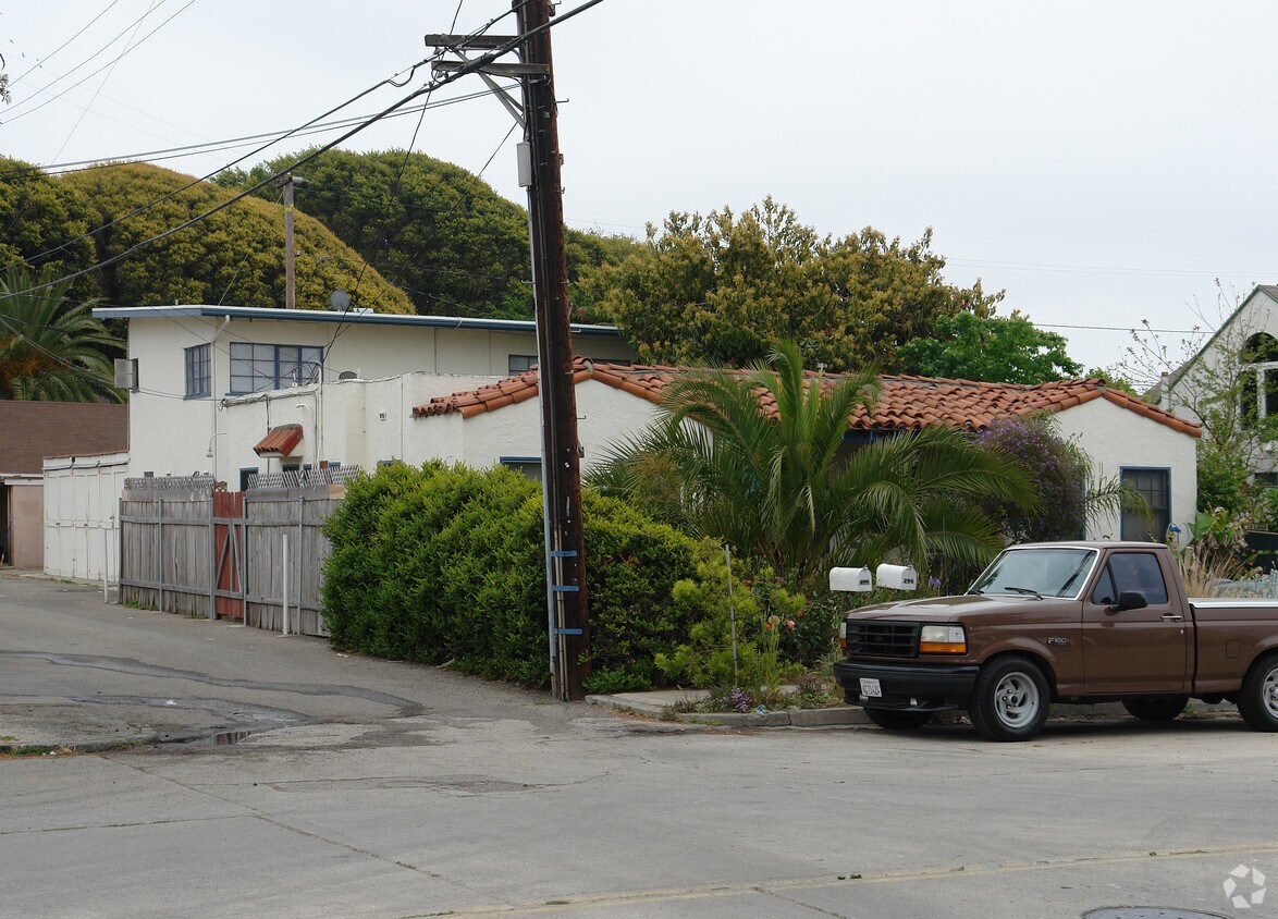 Building Photo - 294 S Catalina St