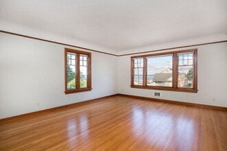 Building Photo - 1404 10th Ave W