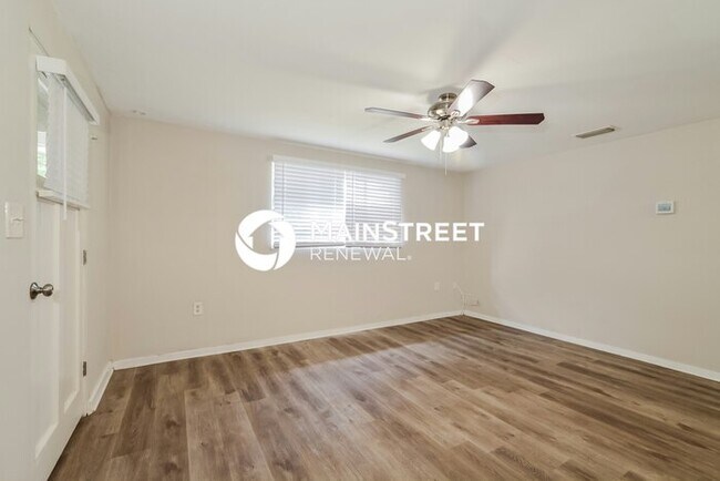 Building Photo - 3 Bedroom Pet-Friendly Home in DELAND, FL with Main Street Renewal