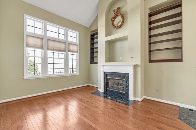 Building Photo - Immaculate 2 Bed 2.5 Bath Corner Unit, Con...