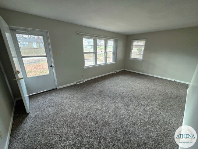 Building Photo - 3 Bedroom / 1 Bath House - SIZABLE YARD & W/D INCLUDED