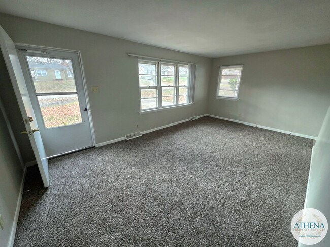 Foto del edificio - 3 Bedroom / 1 Bath House - SIZABLE YARD & W/D INCLUDED