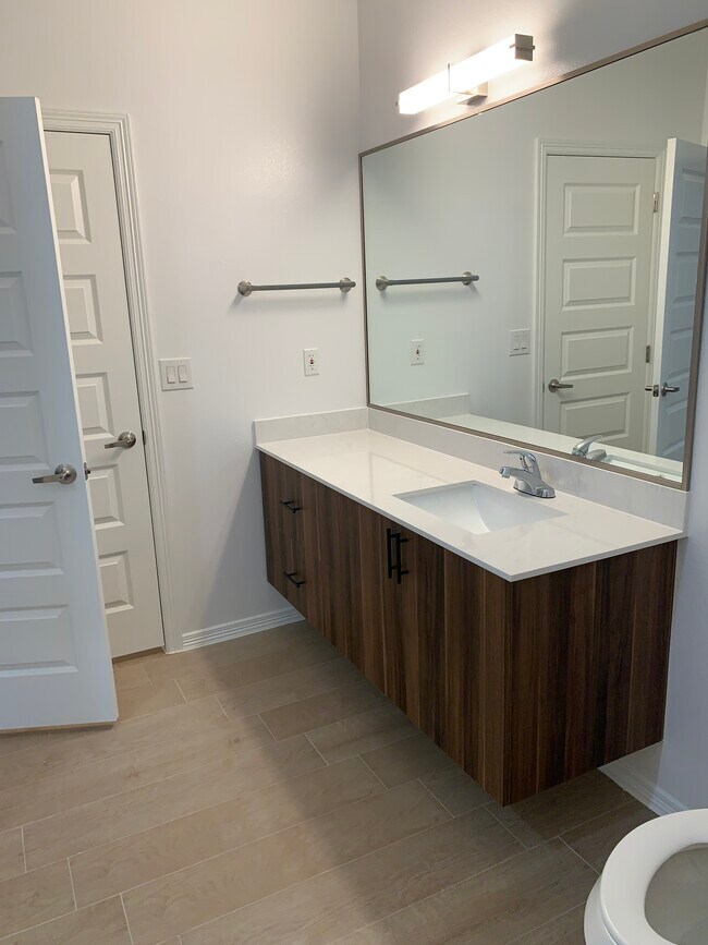 Baño - 918 N Spruce St