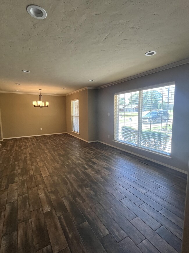 Building Photo - 412 S Country Club Rd