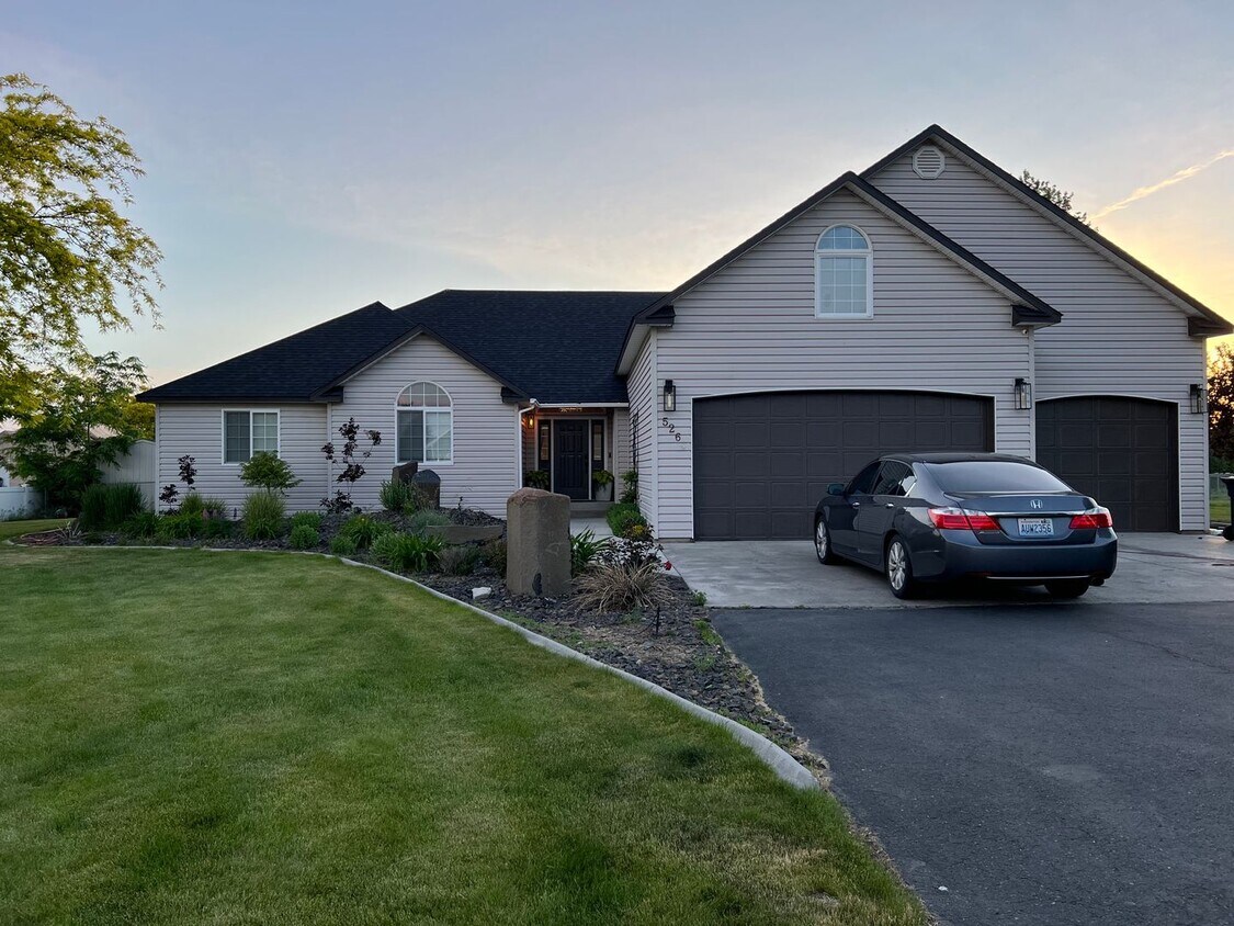 Primary Photo - Home With a Beautiful View!!