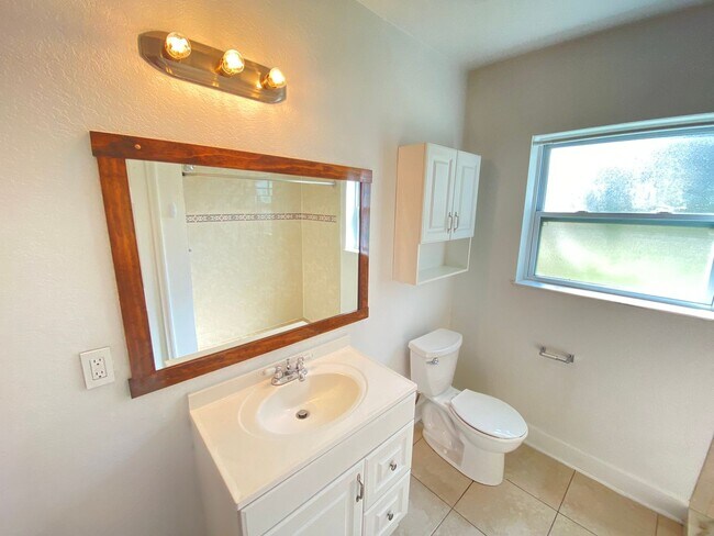 Building Photo - Available Now! 2/2 Bungalow near Downtown