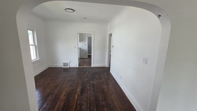 Building Photo - 3621 E 154th St