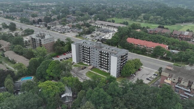  - 1301 Dundas St W