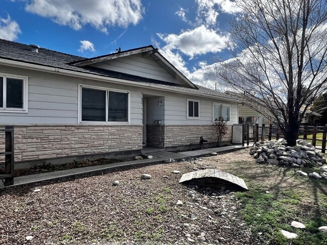 Building Photo - 1875 Greenbrae Dr