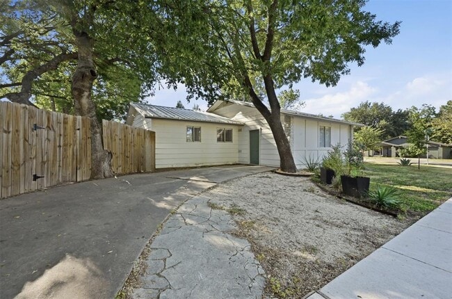 Building Photo - 2208 Deadwood Dr