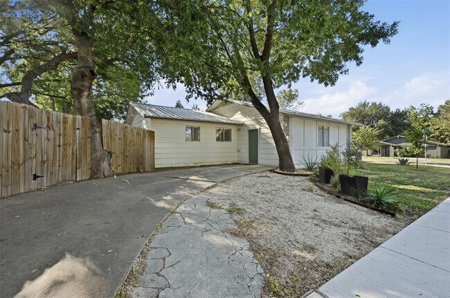 Foto del edificio - 2208 Deadwood Dr