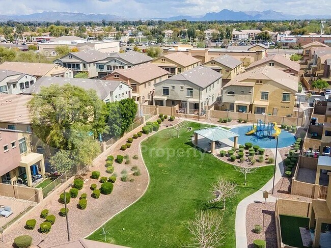 Foto del edificio - 1350 S Greenfield Rd