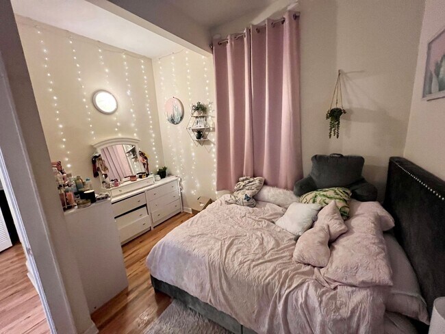 Foto del edificio - 2bed/1bath, PLUS OFFICE in Bucktown! Central Air! Free Laundry!