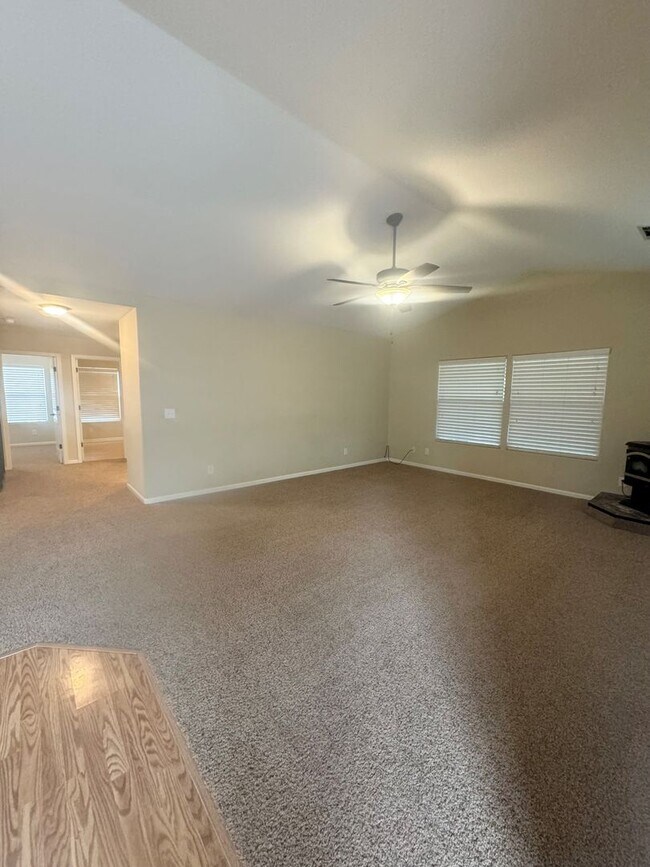 Building Photo - Lovely Home in Ravenwood Estates