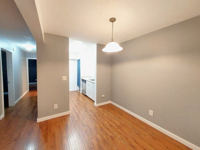 Foto del edificio - Quiet 2 bedroom 1 bathroom ground floor co...