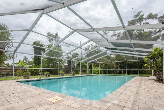 Building Photo - 615 Valle Vista Dr