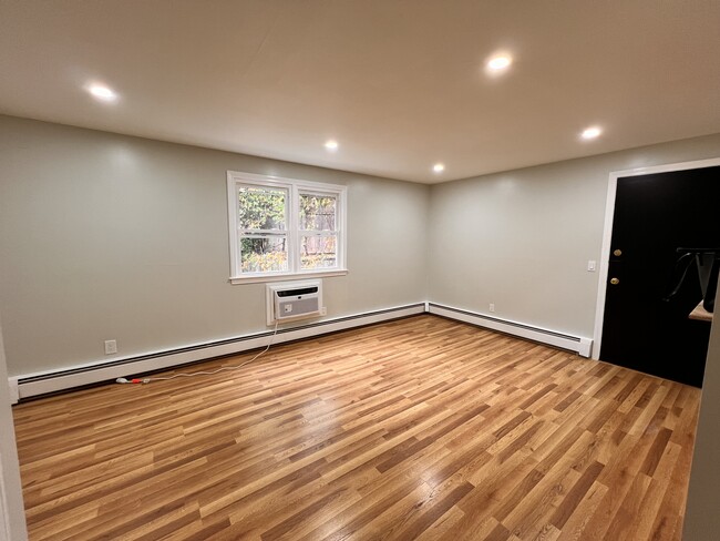 Foto del edificio - 2160 Mineral Spring Ave
