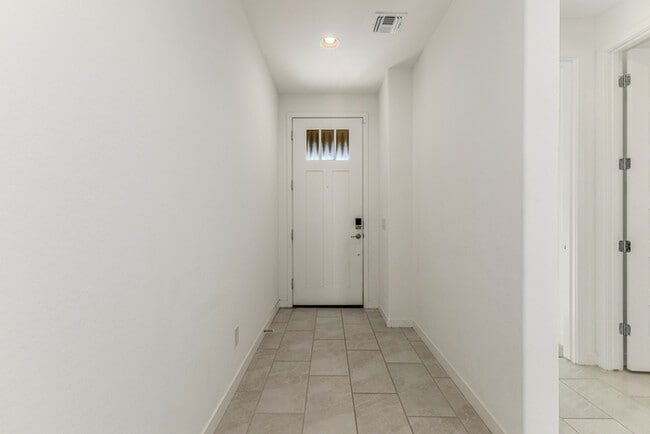 Foto del edificio - 19414 W College Dr