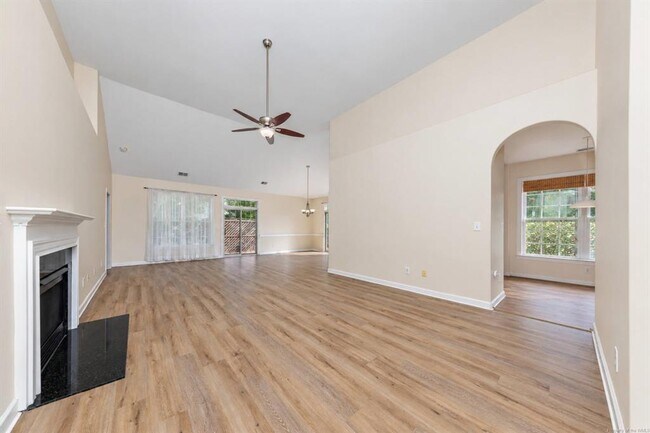 Foto del edificio - 5169 Queen Bishop Ln