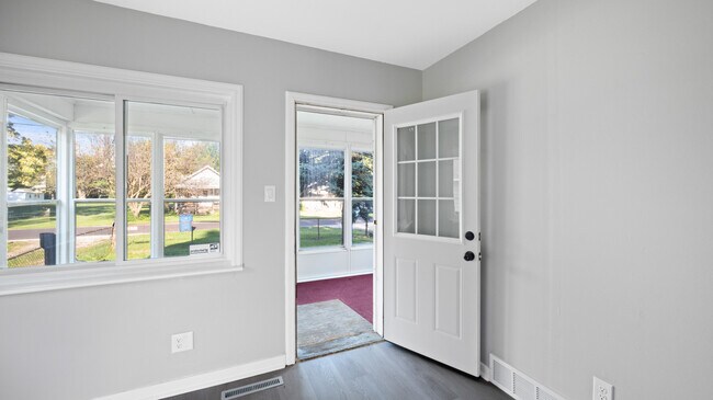 Puerta principal - 1001 Patchen Rd
