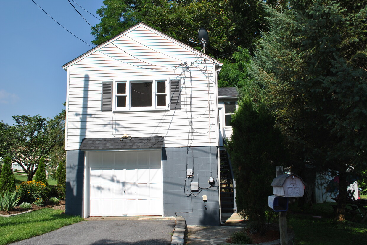 Cottage Apartment - 1412 Farragut St