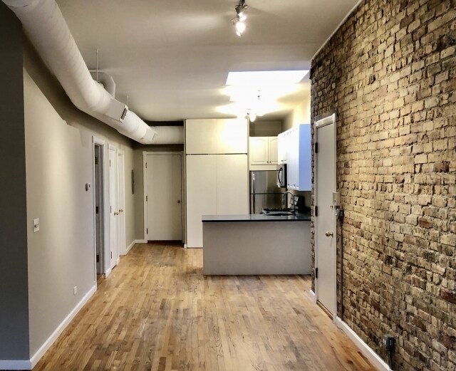 Foto del edificio - 3136 W Montrose Ave