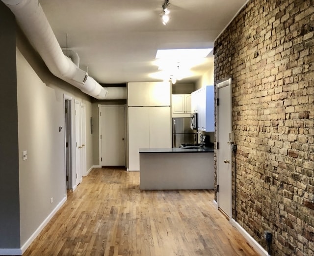 Building Photo - 3136 W Montrose Ave