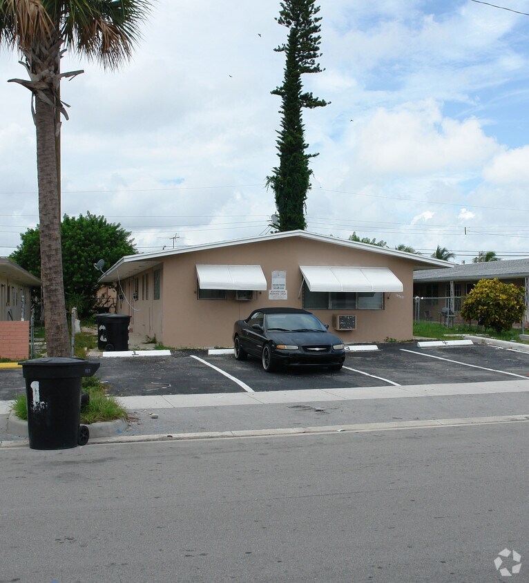 Building Photo - 15990 NE 19 Ct
