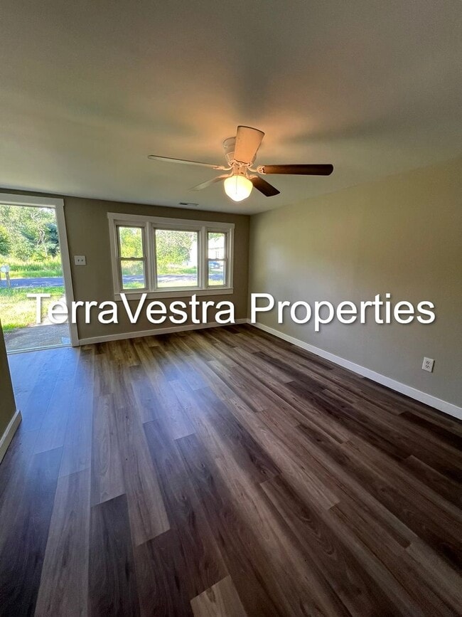 Building Photo - 4 Bed Single Family house in Glassboro!