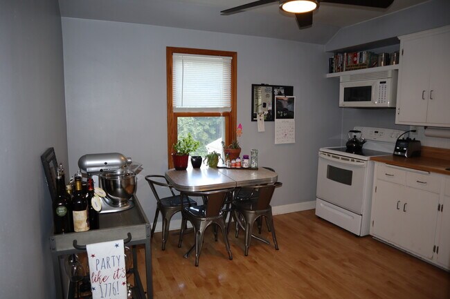 Kitchen - 1528 E Saveland Ave