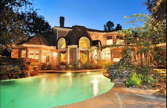 Foto del edificio - 2819 Cedar Woods Pl