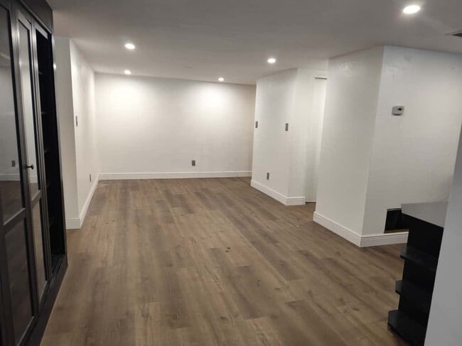 Building Photo - 320 Lakeview St