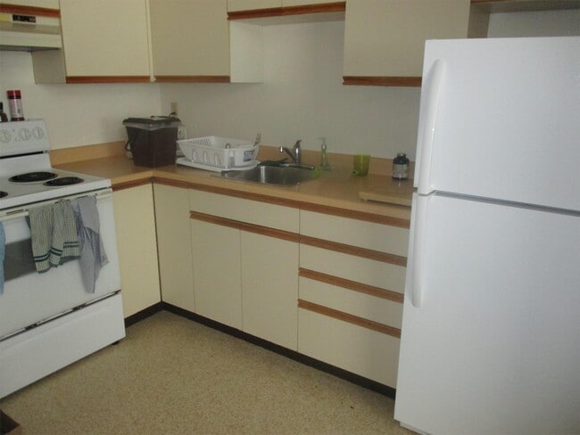 Building Photo - 2500 Quadra St