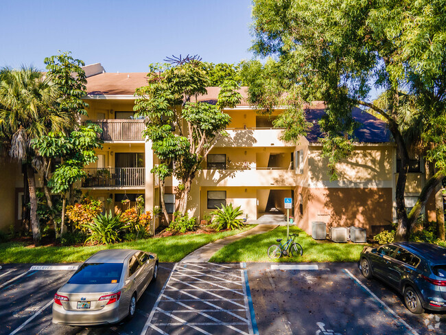 Building Photo - Summerbreeze Condominium
