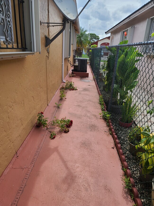 Ac Side/Aire Acondicionado - 6996 W 24th Ct