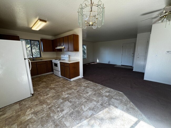 Building Photo - Charming 2 Bedroom 1 Bath Apartment Locate...