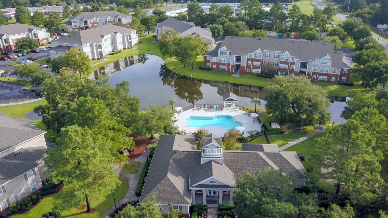 Disfrute del esplendor panorámico de Eagle's Pointe en Brunswick, Georgia, desde lo alto. Un paraíso encantador donde el lago brilla, florece la vegetación y prospera una comunidad vibrante. - Eagles Pointe