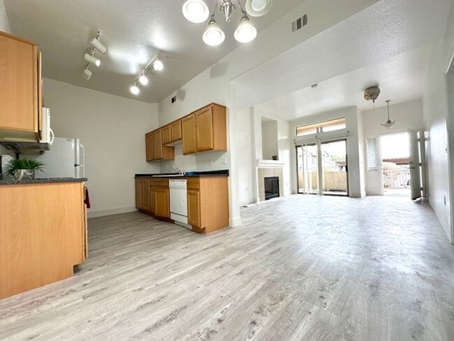 Foto del edificio - BEAUTIFUL GATED SOUTHWEST CONDO. 3 BEDS AND 2 BATHS. GROUND FLOOR.