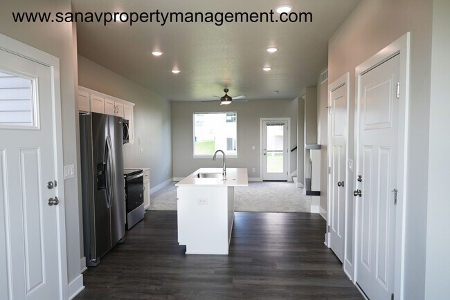 Foto del edificio - Two story Home available in Prime Norwalk ...