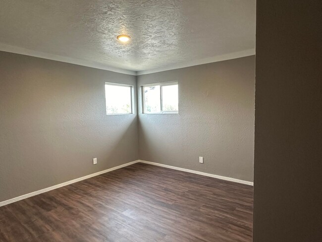 Building Photo - Newly remodeled duplex